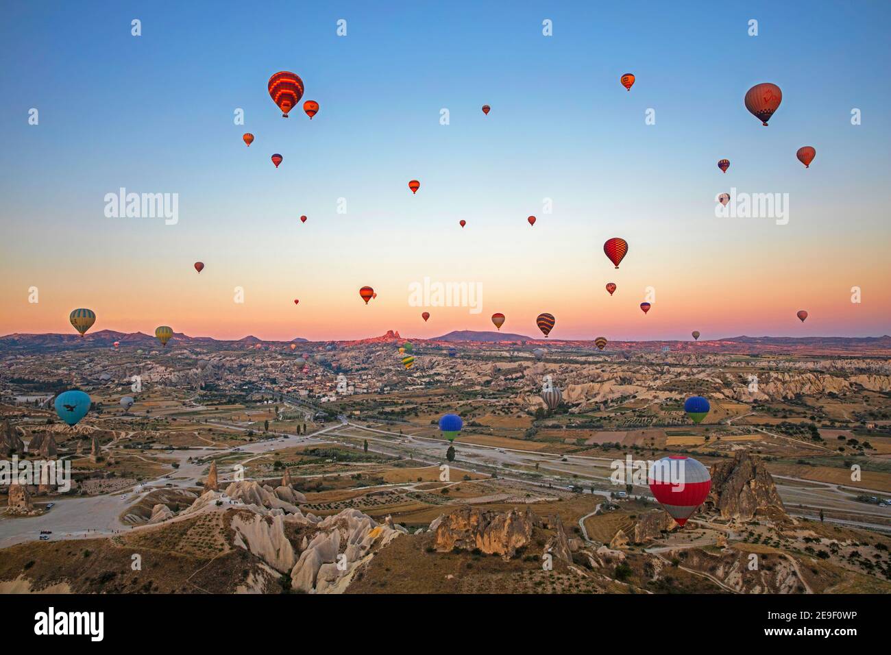 Heißluftballons fliegen bei Sonnenaufgang über Kappadokien, Provinz Nevşehir in Zentralanatolien, Türkei Stockfoto