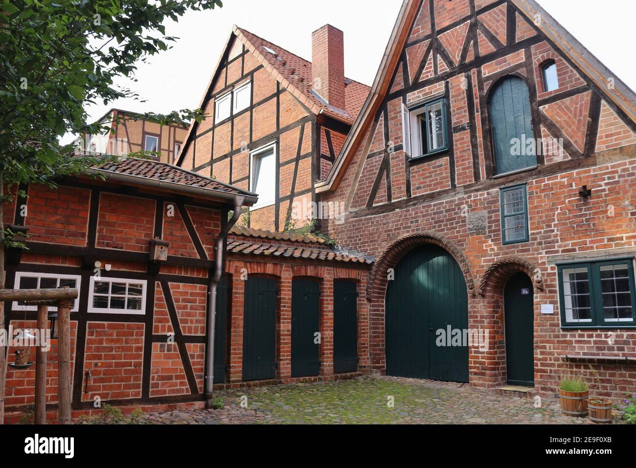 Lüneburg, Deutschland: Im Innenhof des historischen Gebäudes „Hospital zum Roten Hahn“, einem ehemaligen Zufluchtsort für Arme und Kranke, 15th. Jahrhundert, Europa. Stockfoto