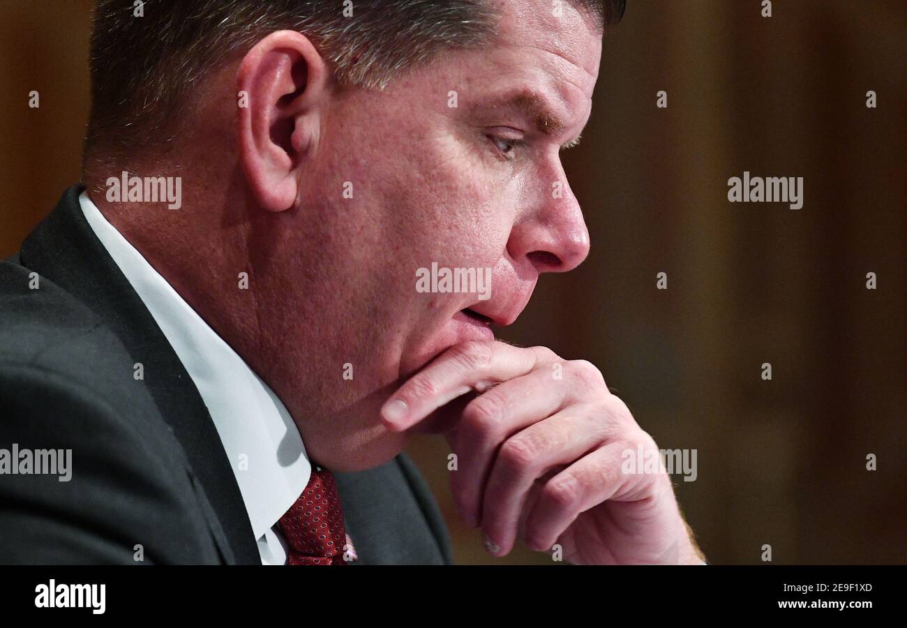 Marty Walsh bezeugt vor dem Senatsausschuss für Gesundheit, Bildung, Arbeit und Renten seine Ernennung zum nächsten Labour-Sekretär im Dirksen Senate Office Building auf dem Capitol Hill in Washington, DC am 4. Februar 2021. Kredit: Mandel Ngan/Pool via CNP - Gebrauch weltweit Stockfoto