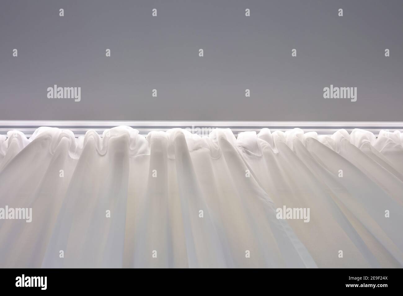 Abgehängte Decke mit Halogenstrahlern und Trockenmauerkonstruktion im leeren Raum in Wohnung oder Haus. Stretchdecke weiß und komplex. Stockfoto