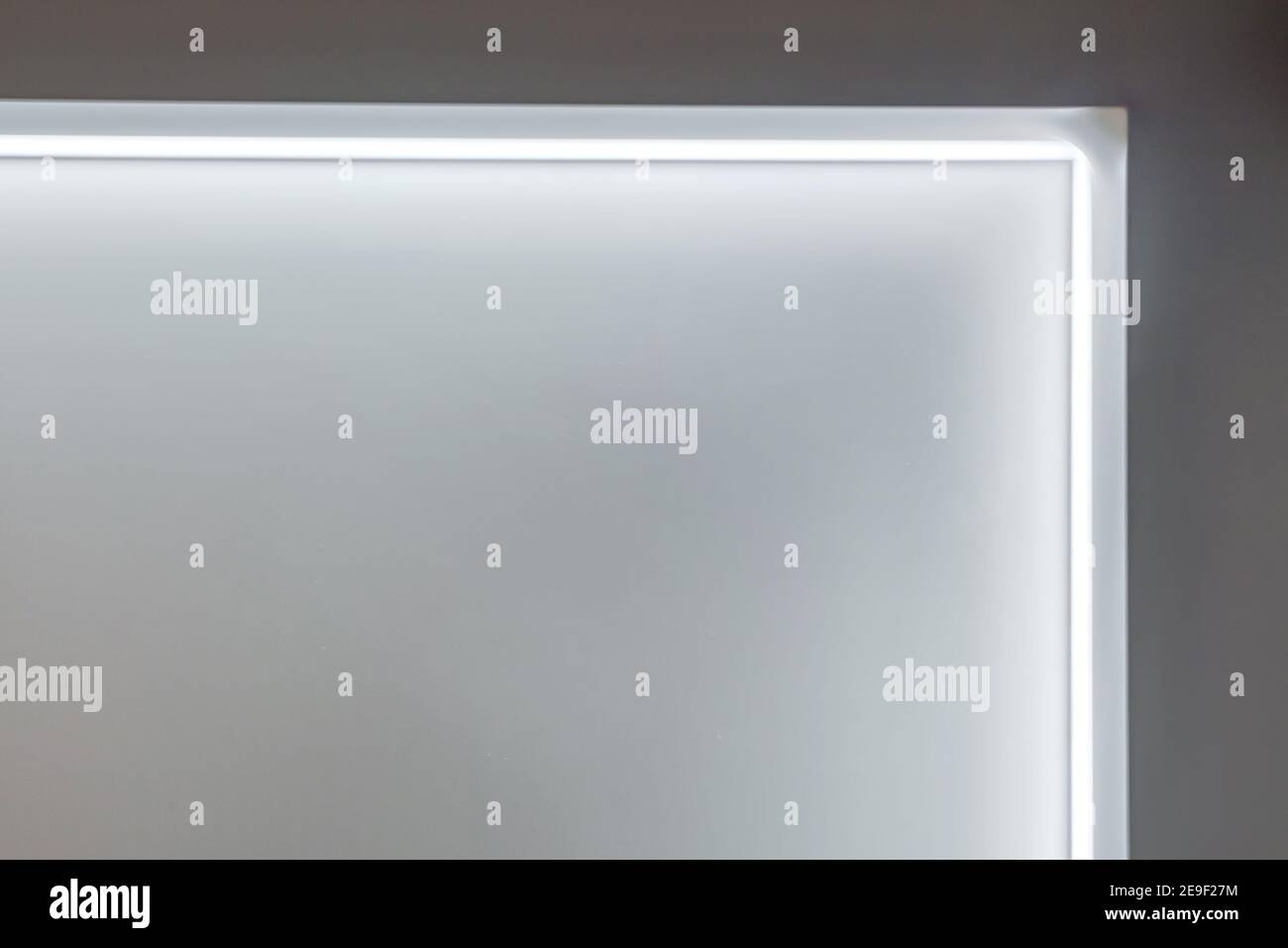 Abgehängte Decke mit Halogenstrahlern und Trockenmauerkonstruktion im leeren Raum in Wohnung oder Haus. Stretchdecke weiß und komplex. Stockfoto