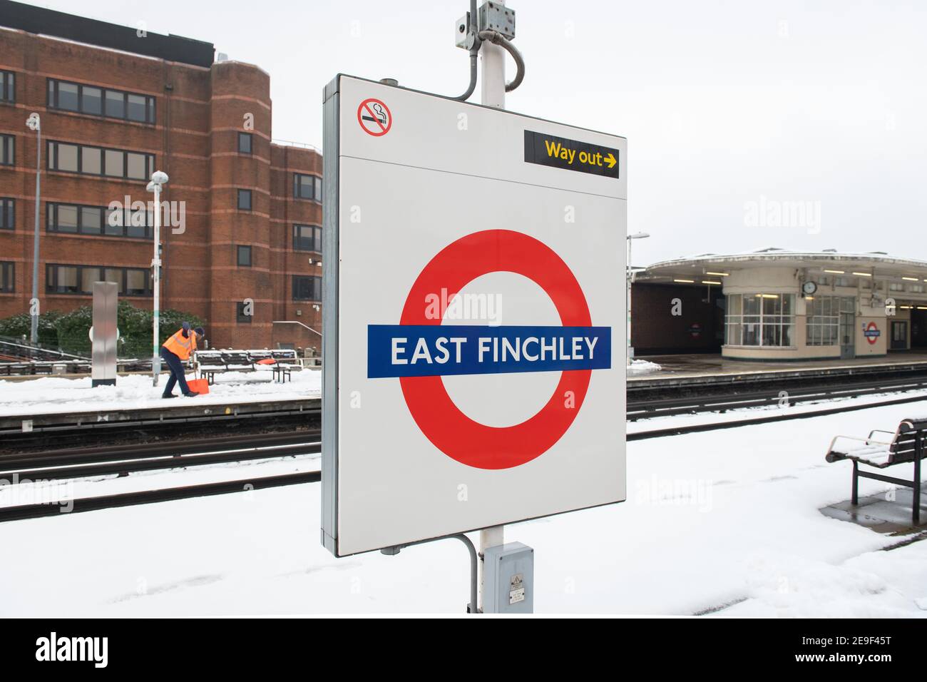 London Schnee. East Finchley Station, Northern Line. Januar 24, 2021. NB KEINE EINWILLIGUNGSFORMULARE FÜR PERSONEN IN FOTOS Stockfoto