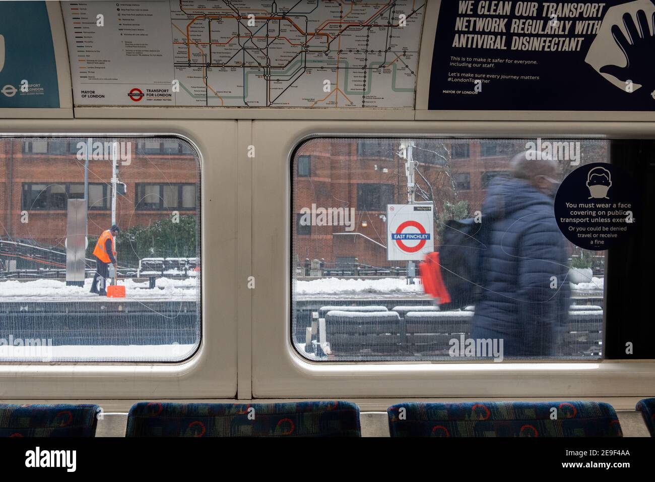 London Schnee. East Finchley Station, Northern Line. Januar 24, 2021. NB KEINE EINWILLIGUNGSFORMULARE FÜR PERSONEN IN FOTOS Stockfoto