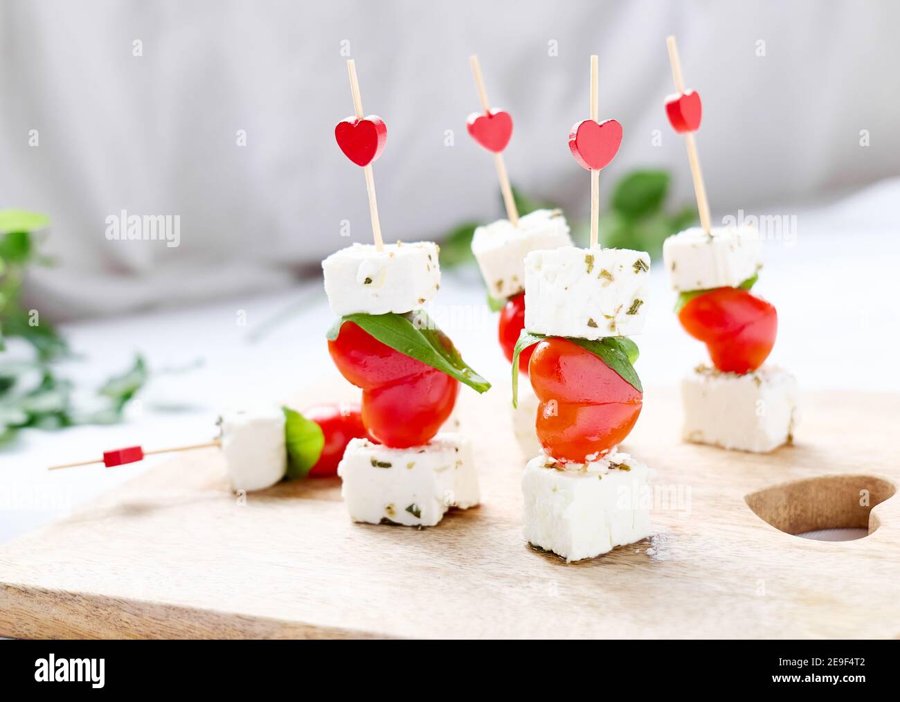 Valentinstag oder Geburtstag romantische Snacks.Häppchen mit Käse und ... Valentinstag oder Geburtstag romantische Snacks.Häppchen mit Käse und ...