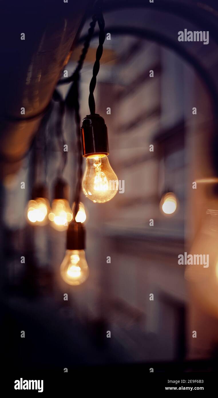 Beleuchtung aus einer Girlande von Glühlampen am Abend. Stockfoto
