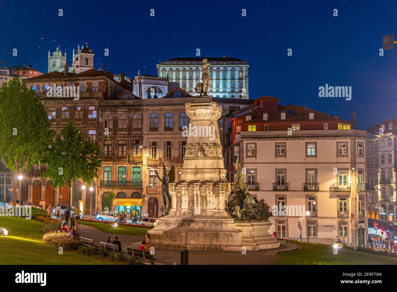 Nachtansicht des Prinzen dom henrique Platzes in Porto, Portugal Stockfoto