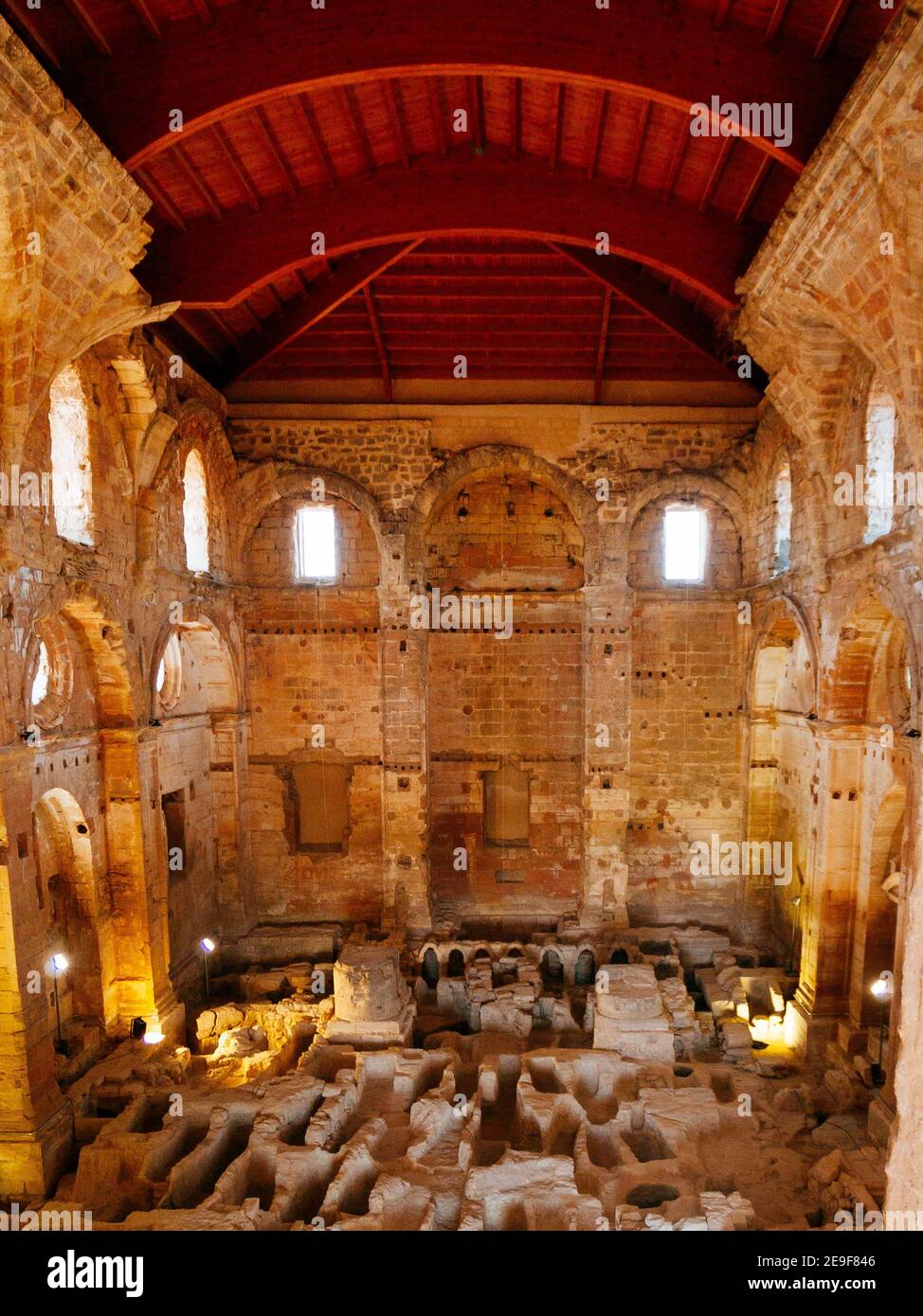 Archäologische Stätte im Kirchenschiff der Abteikirche. Die Hauptabtei Kirche der Festung von La Mota - Fortaleza de La Mota, Castillo de Alcalá la Re Stockfoto