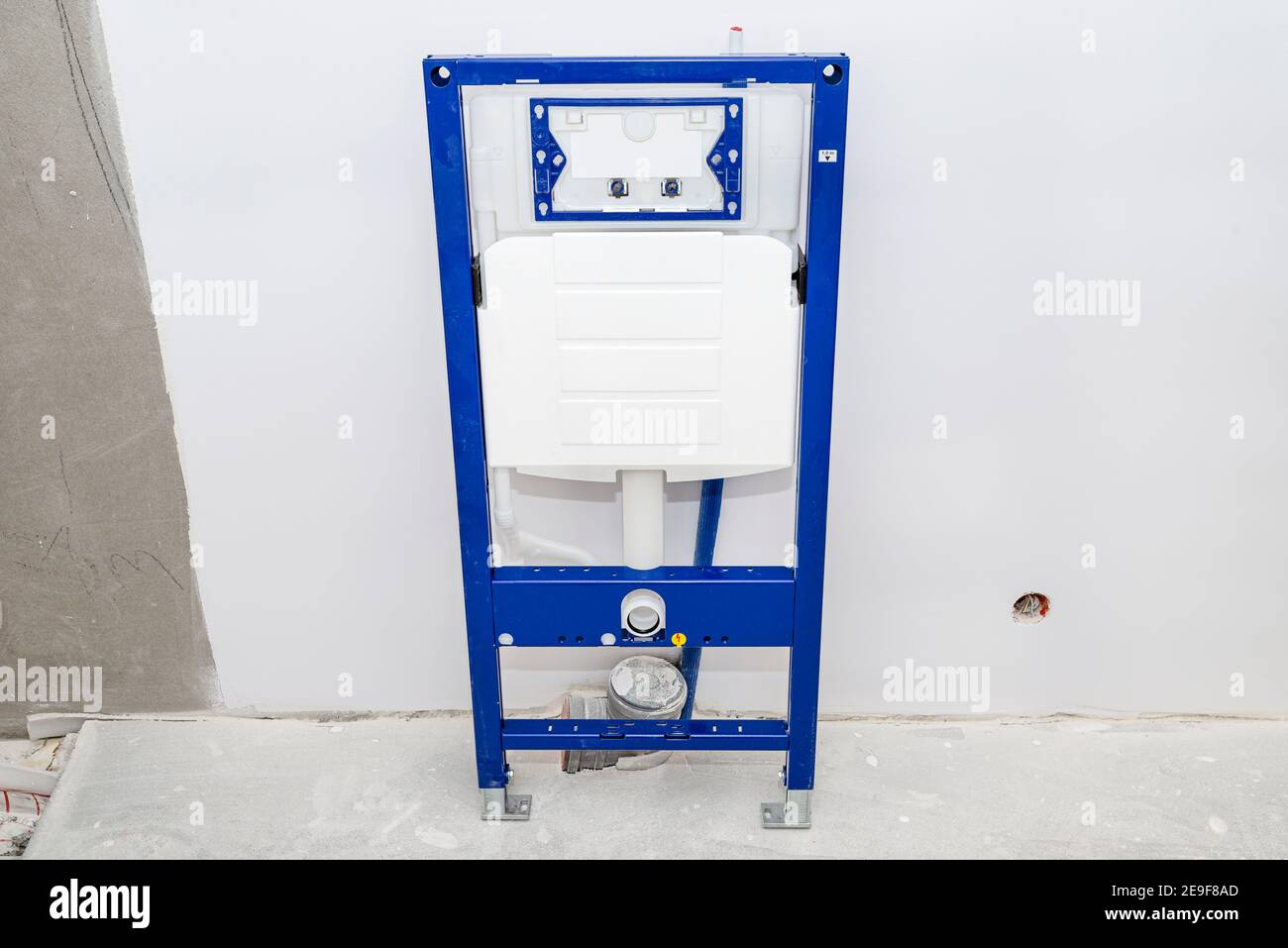 Neu installierter WC-Unterputz-Rahmen für die Wandtoilette, verschraubt an Wand und Boden. Stockfoto