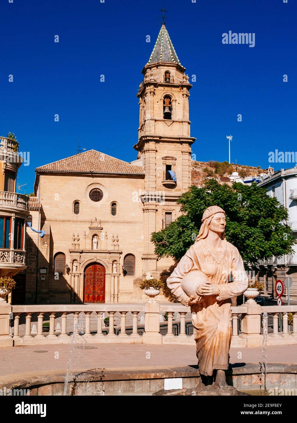 Brunnen von 'La Mora' und im Hintergrund die Kirche von Consolacion - Iglesia de Consolación, Sitz der Pfarrei Santa Maria Maggiore - Santa Mar Stockfoto