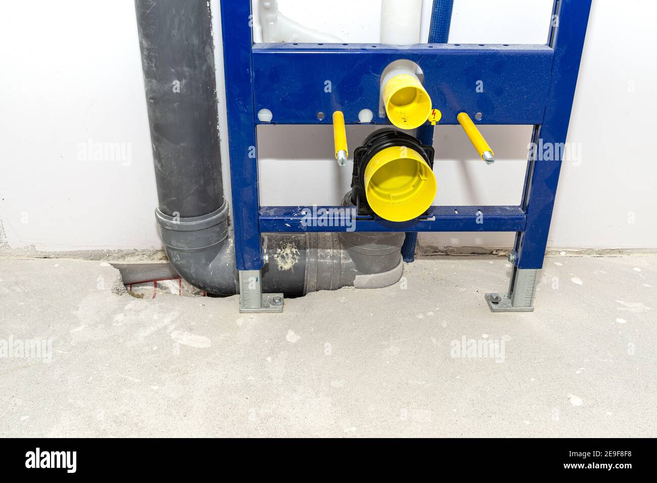 Neu installierter WC-Unterputz-Rahmen für die Wandtoilette, die an das Belüftungsrohr und das Abwassersystem im Badezimmer angeschlossen ist. Stockfoto