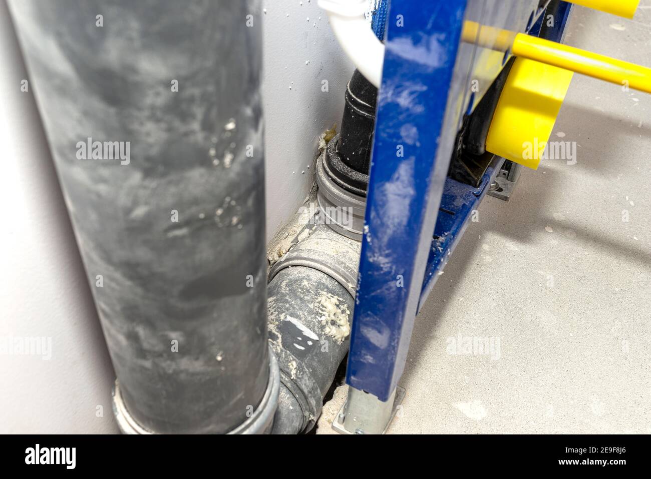 Neu installierter WC-Unterputz-Rahmen für die Wandtoilette, die an das Belüftungsrohr und das Abwassersystem im Badezimmer angeschlossen ist. Stockfoto