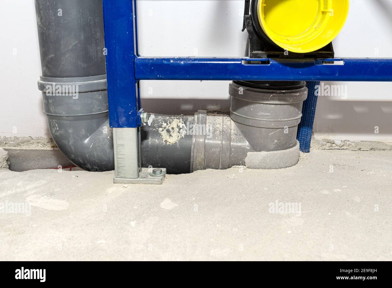 Neu installierter WC-Unterputz-Rahmen für die Wandtoilette, die an das Belüftungsrohr und das Abwassersystem im Badezimmer angeschlossen ist. Stockfoto