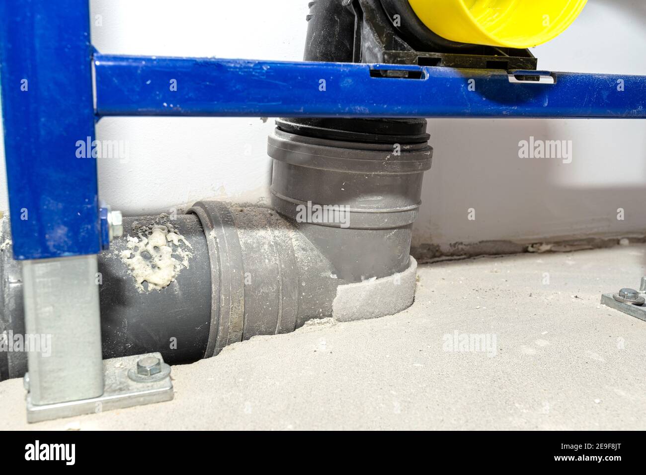 Neu installierter WC-Unterputz-Rahmen für die Wandtoilette, die an das Belüftungsrohr und das Abwassersystem im Badezimmer angeschlossen ist. Stockfoto
