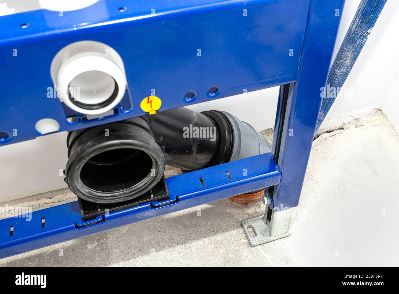 Neu installierter WC-Unterputz-Rahmen für die Wandtoilette, ohne Schrauben an der Wand stehend. Stockfoto