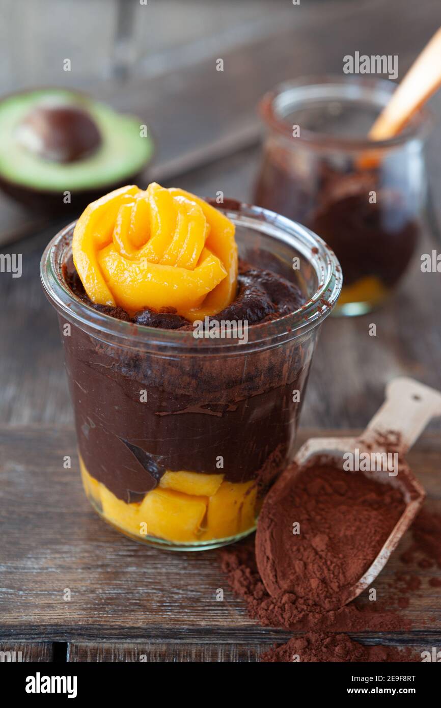 Veganes Mousse au Chocolat mit frischer Mango Stockfoto