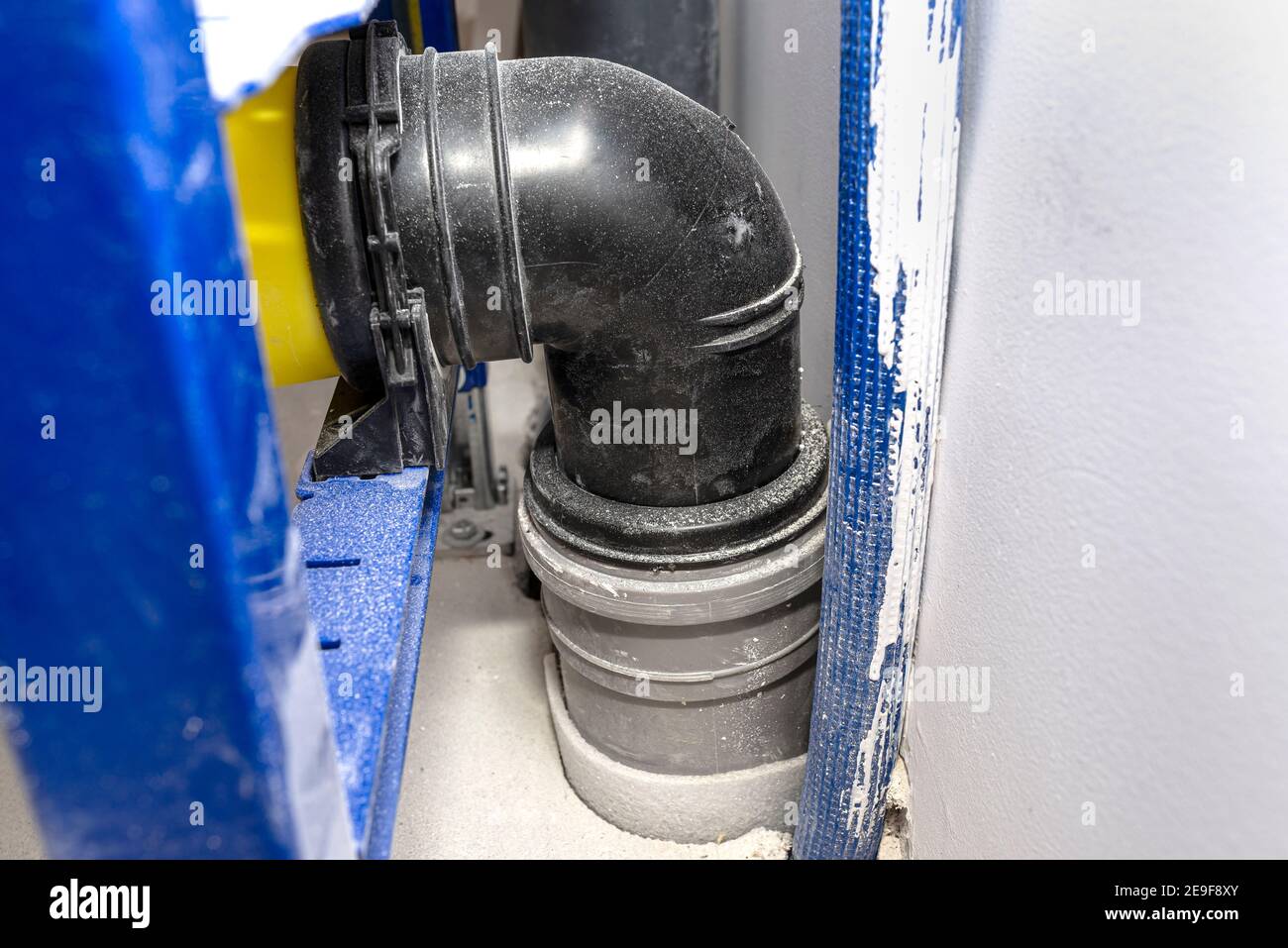Neu installierter WC-Unterputz-Rahmen für die Wandtoilette, verschraubt an Wand und Boden. Stockfoto