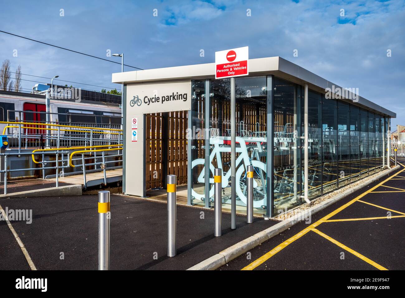 Fahrradparken am Bahnhof - Fahrradparken am Bahnhof - modernes Fahrradparken am Whittlesford Parkway Station südlich von Cambridge UK. Stockfoto