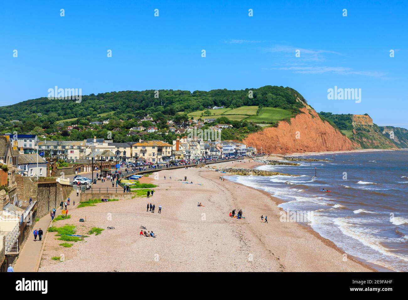 Blickrichtung Blick Richtung Osten nach Salcombe Hill über das Meer, den Strand und die Küste von Sidmouth, einer beliebten Küstenstadt an der Südküste in Devon, Südwestengland Stockfoto