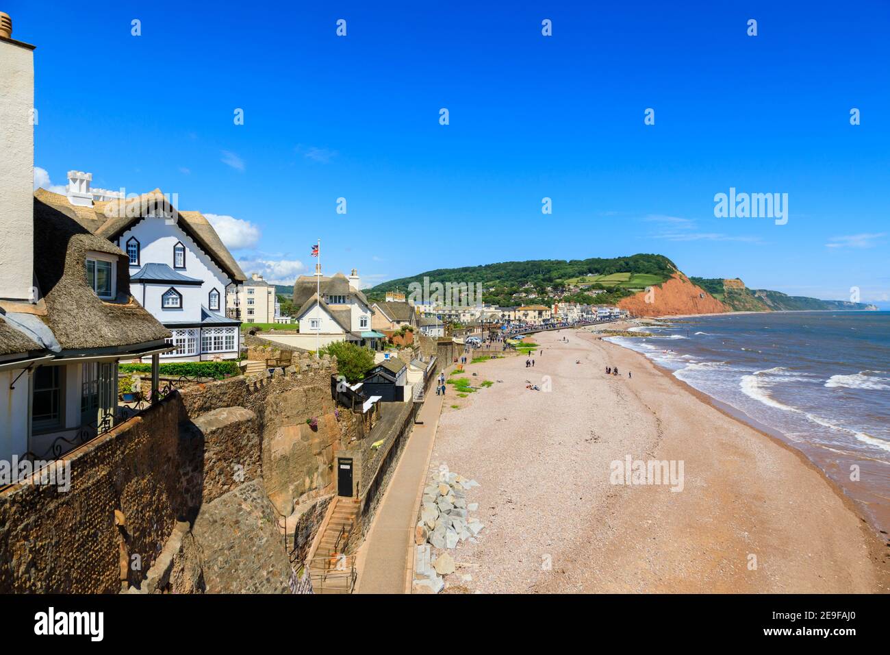 Blickrichtung Blick Richtung Osten nach Salcombe Hill über das Meer, den Strand und die Küste von Sidmouth, einer beliebten Küstenstadt an der Südküste in Devon, Südwestengland Stockfoto