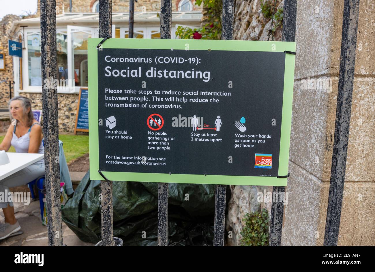 Connaught Gardens, Sidmouth, eine Küstenstadt in Devon an der Jurassic Coast: sign with coronavirus (COVID-19) Social Distancing instructions Stockfoto