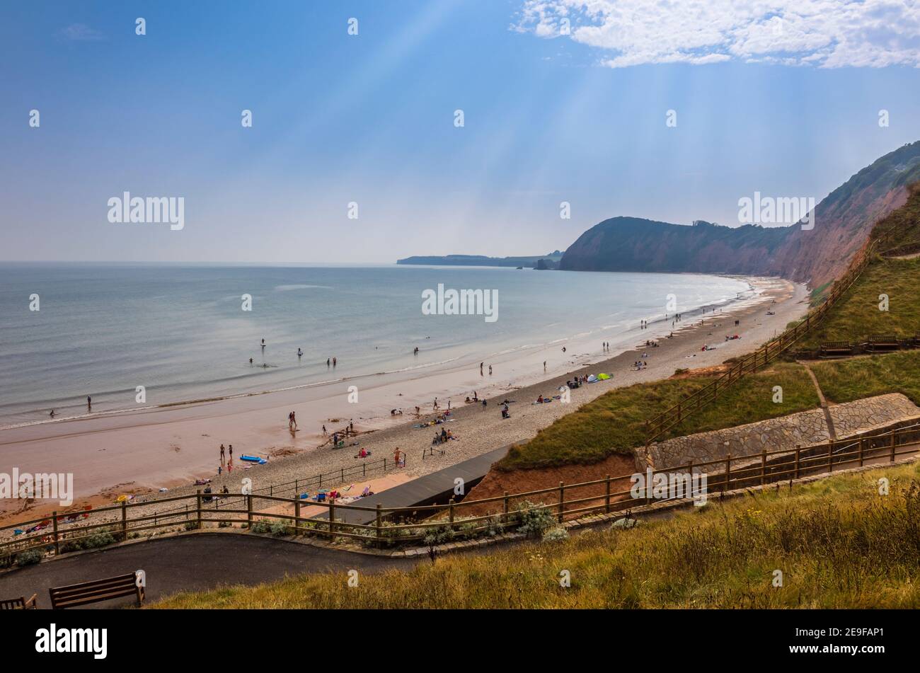 Sidmouth, eine Küstenstadt in Devon an der Jurassic Coast: Blick nach Osten vom Jacobs Ladder Beach in Richtung Peak Hill, High Peak und Ladram Bay Stockfoto