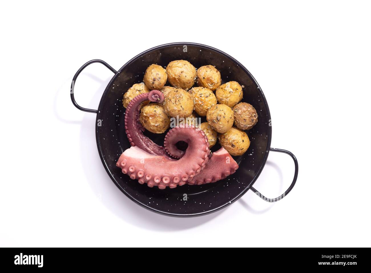 Tintenfisch-Tentakeln auf einer Pfanne auf weißem Hintergrund isoliert eintoben. Draufsicht. Stockfoto