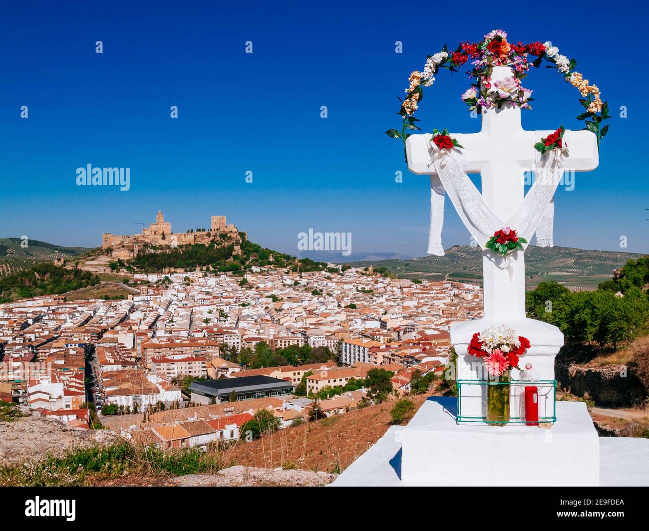 Kreuz geschmückt während des Festes der Mai-Kreuze, im Hintergrund, Stadtbild mit La Mota Festung, islamischen Ursprungs, auf dem Hügel mit der gleichen na Stockfoto