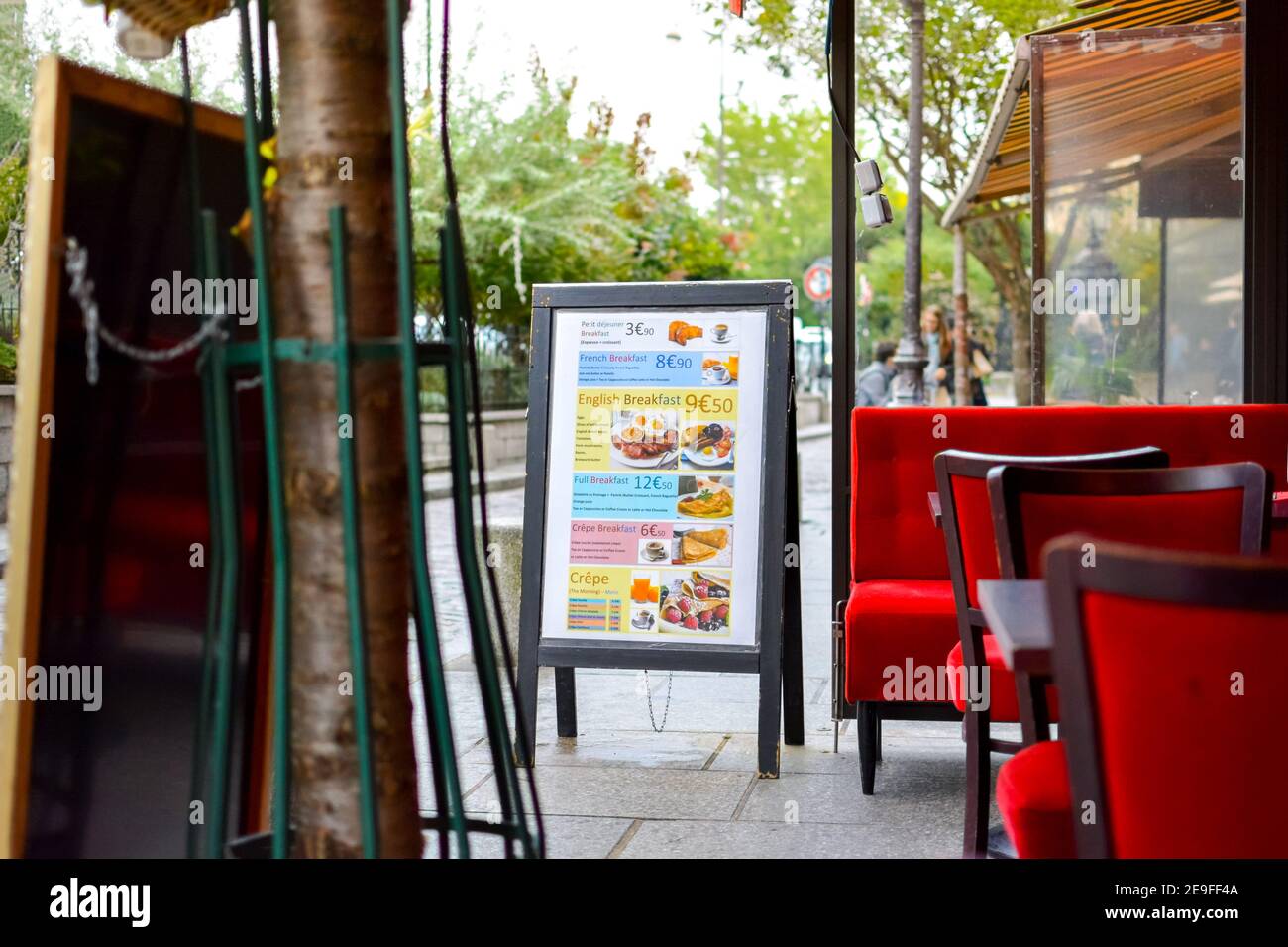 Ein straßencafe in Paris Frankreich sitzt leer mit einer Touristenkarte vor Werbung Crepes, Frühstück und Snacks Stockfoto