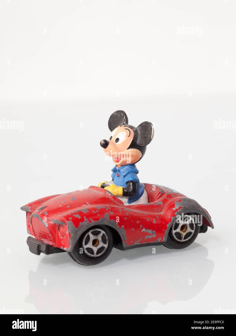 Vintage Diecast Spielzeug Modell MICKEY MAUS im Auto Stockfoto