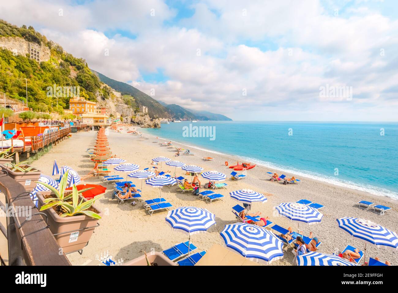 Das Meer und der Sandstrand Spiaggia di Monterosso al Mare in den Cinque Terre Italien Resort Village von Monterosso al Mare mit Touristen, die Italienische Riviera Stockfoto