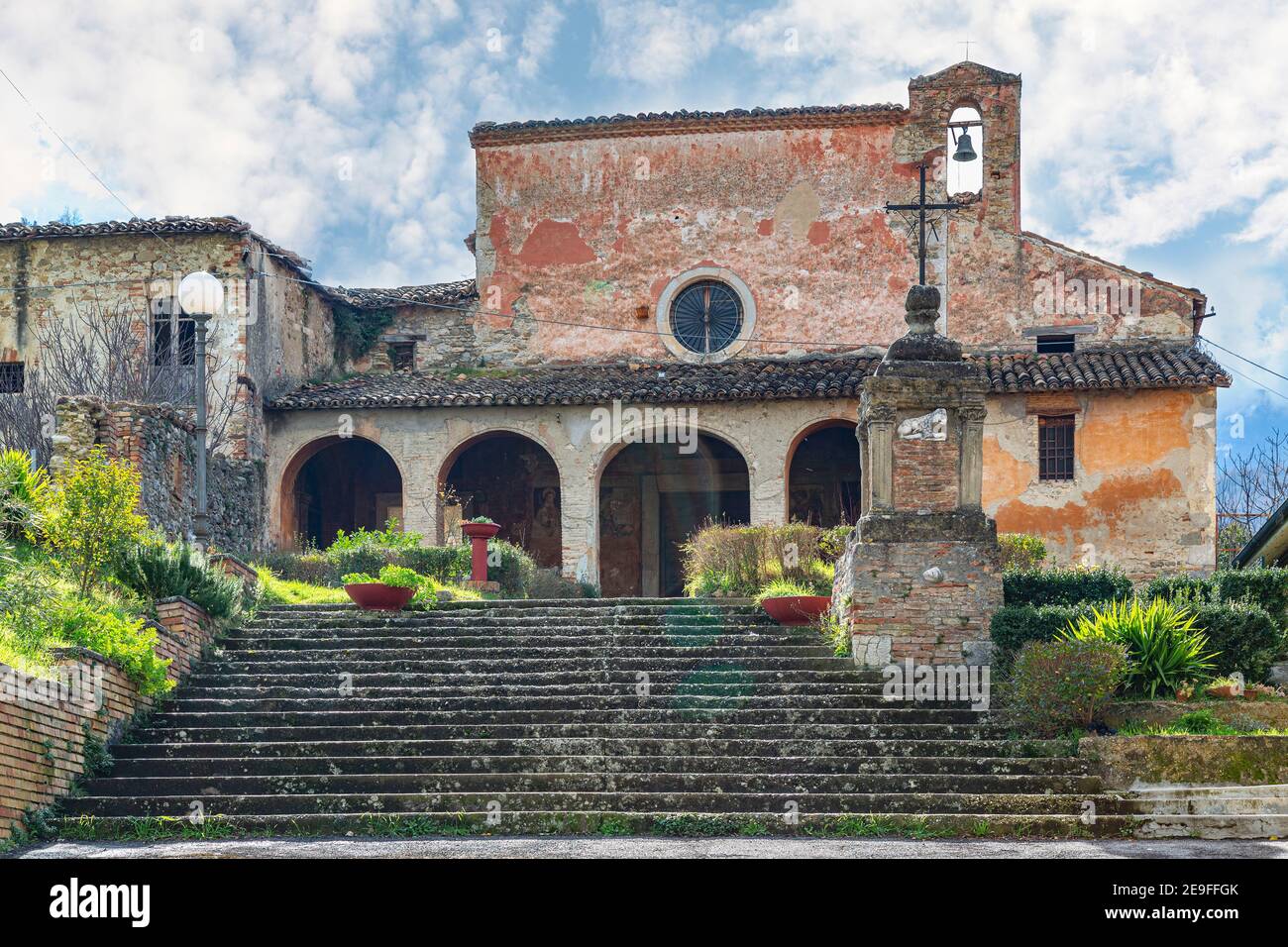 Das alte Kloster und die Kapuzinerkirche in Montorio al Vomano. Provinz Teramo, Abruzzen, Italien, Europa Stockfoto