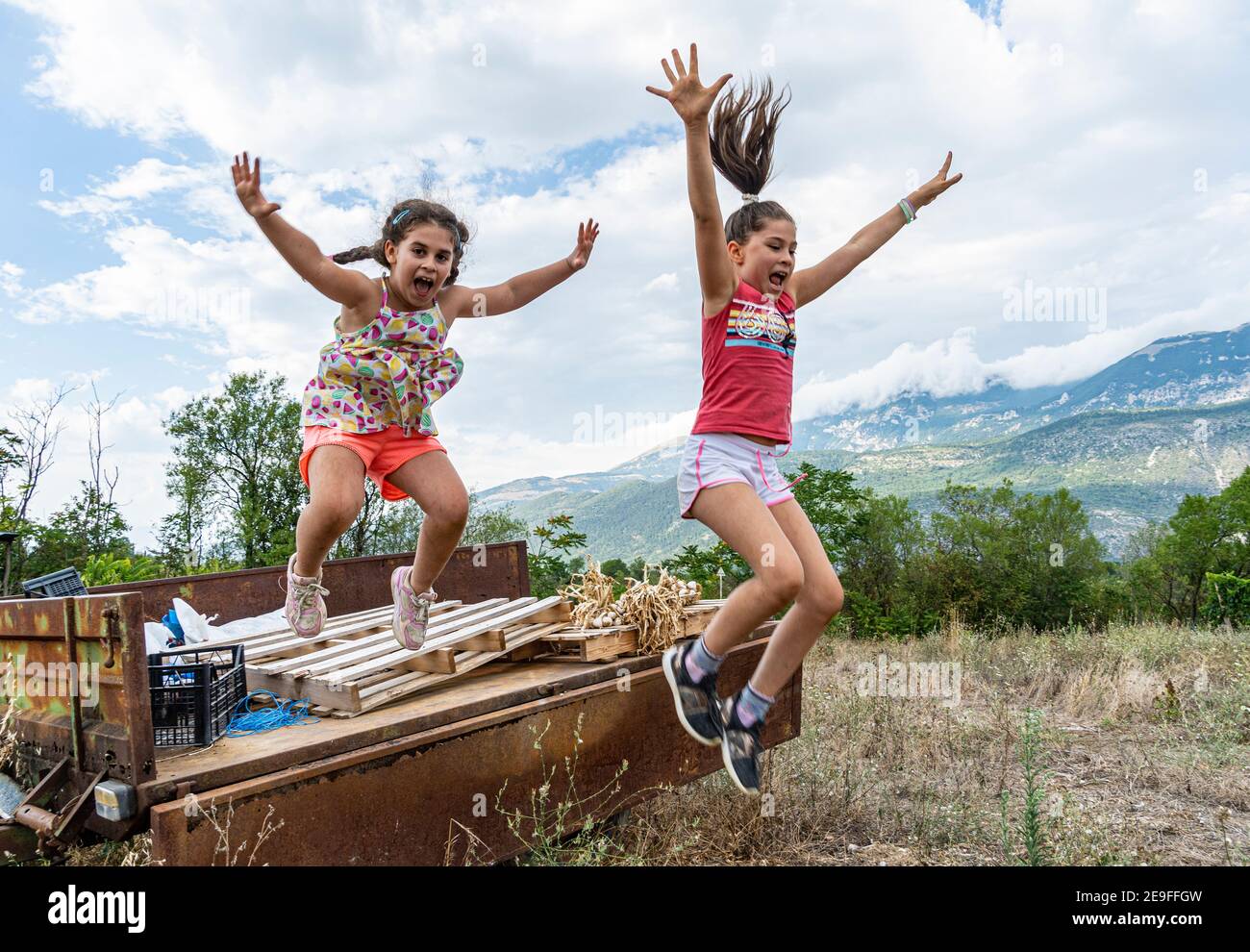 Zwei kleine Mädchen springen vor Freude Stockfoto