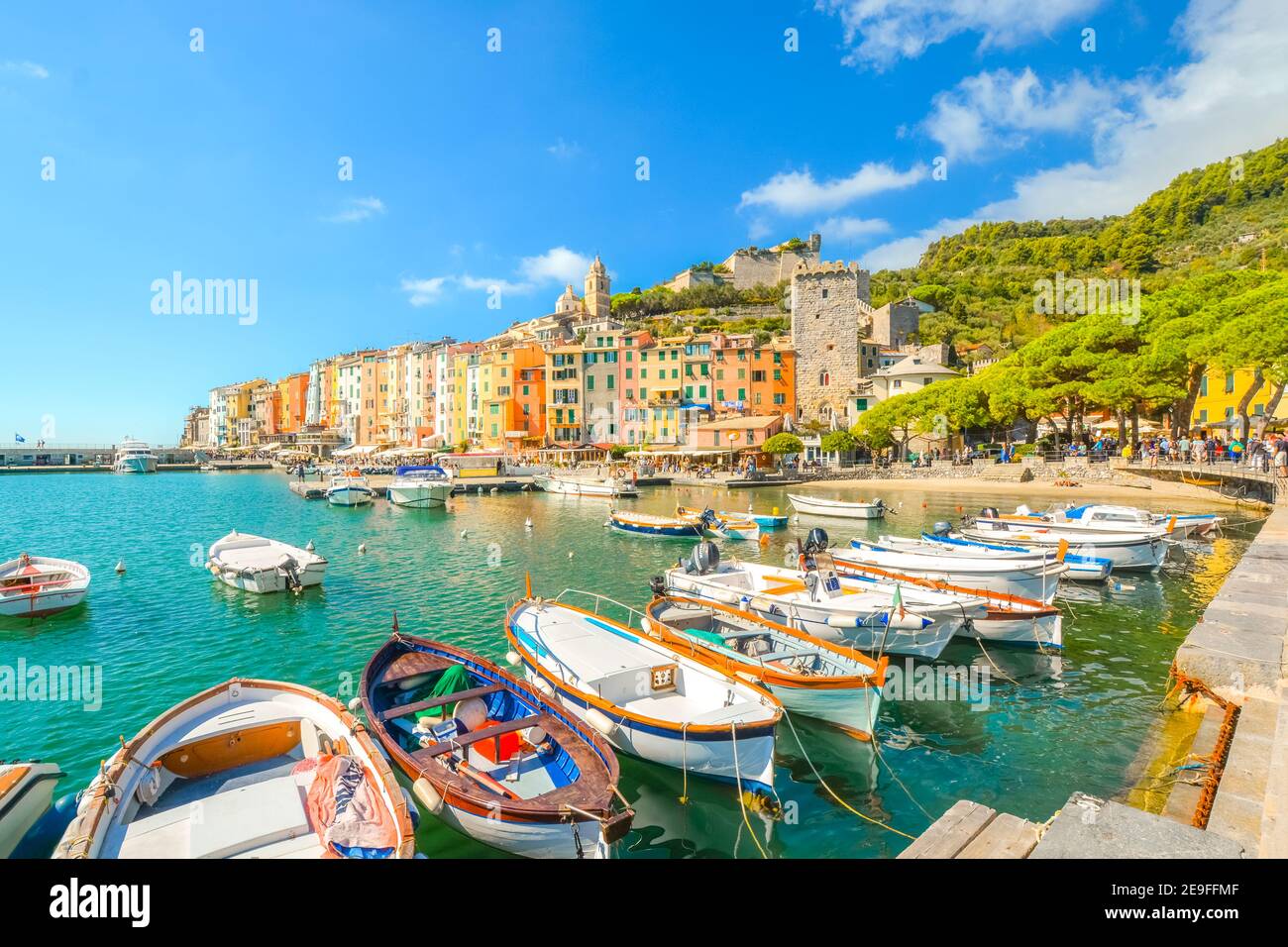 Boote säumen den Hafen der bunten, touristischen italienischen Stadt Portovenere, entlang der ligurischen Küste der italienischen Riviera. Stockfoto