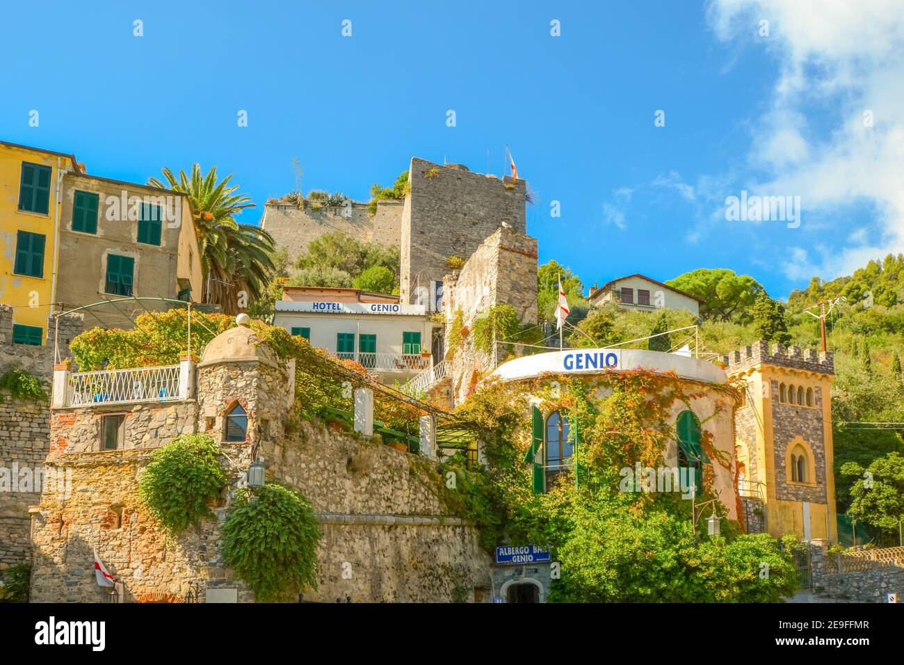 Der Eingang zu einem Hotel unter der Festung und Burg des Resorts Küstenstadt Portovenere, Italien, an der ligurischen Küste. Stockfoto
