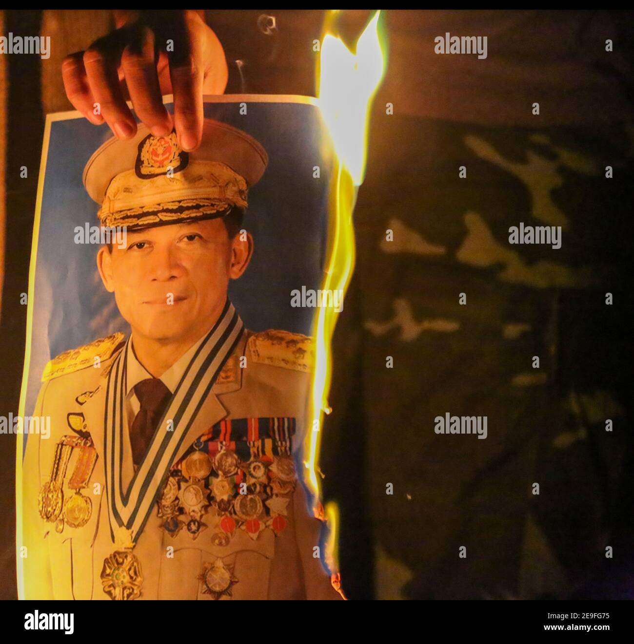 Brennendes Porträt des Oberbefehlshabers der Burma-Armee Min Aung Hlaing aus Protest gegen den Militärputsch.Myanmar-Militärs nahmen am 01. Februar die staatliche Beraterin von Myanmar Aung San Suu Kyi fest, 2021 und erklärte den Ausnahmezustand, während er die Macht im Land für ein Jahr nach dem Verlust der Wahl gegen die National League for Democracy (NLD) ergass. Stockfoto