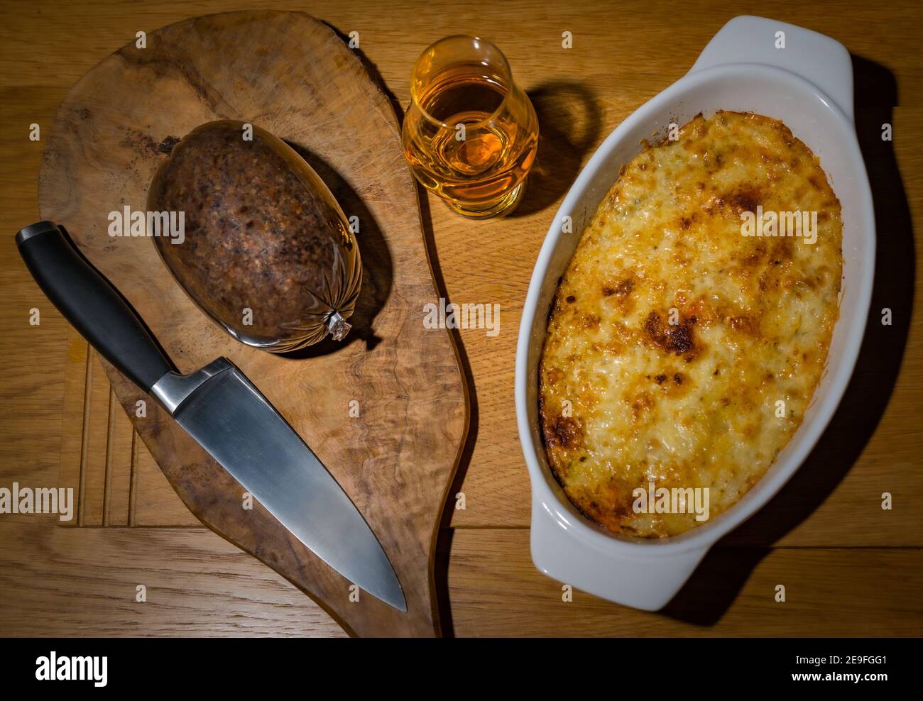 Traditionelles Burns Night Supper mit Haggis, Rumbledethumps und einem Schluck Scotch Whisky, Schottland, Großbritannien Stockfoto