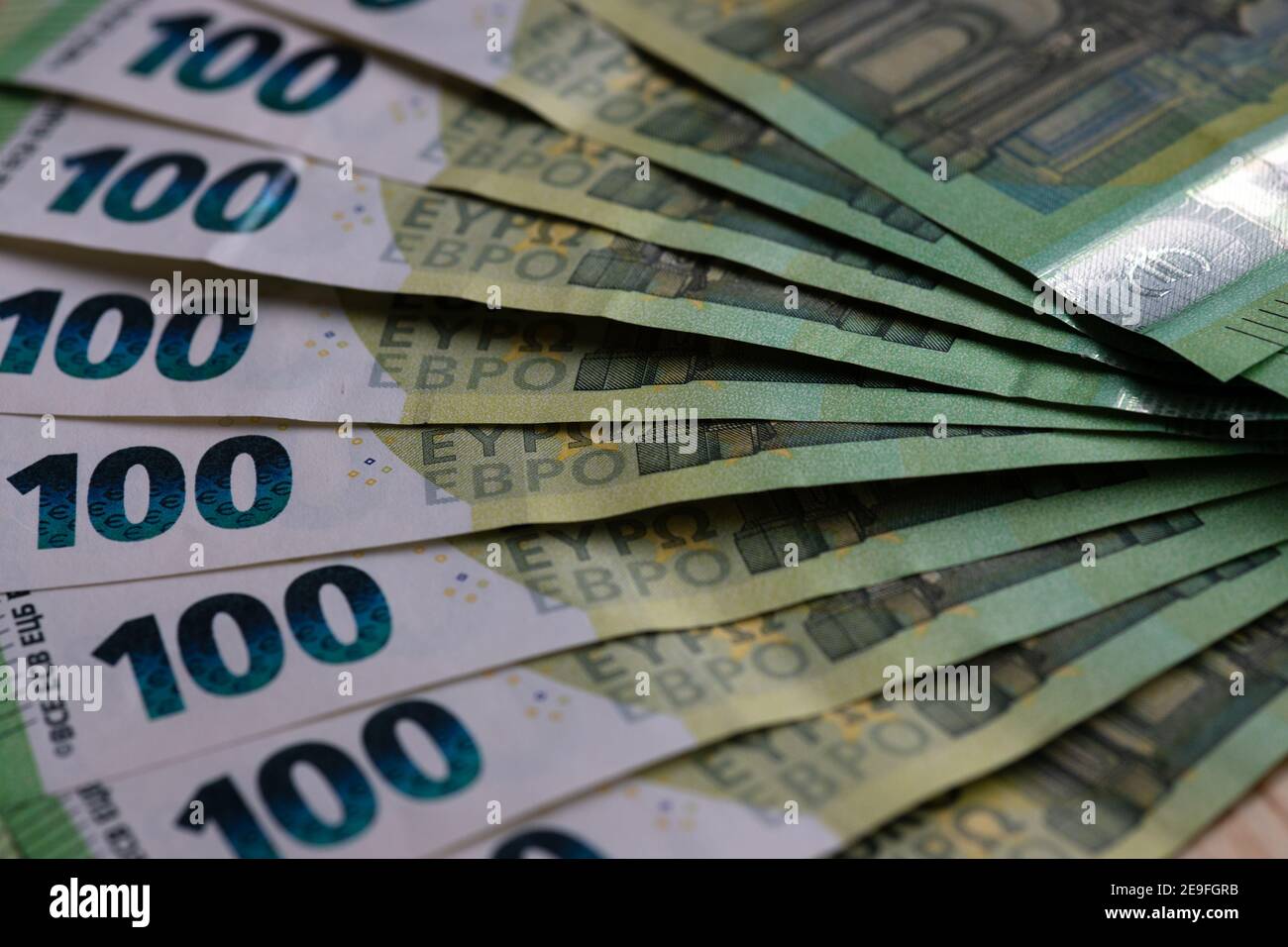 Nahaufnahme eines Arrangements von 100 Euro-Banknoten, die Banknoten, Geschäfte, Erfolg, Gehalt oder Wohlstand symbolisieren Stockfoto