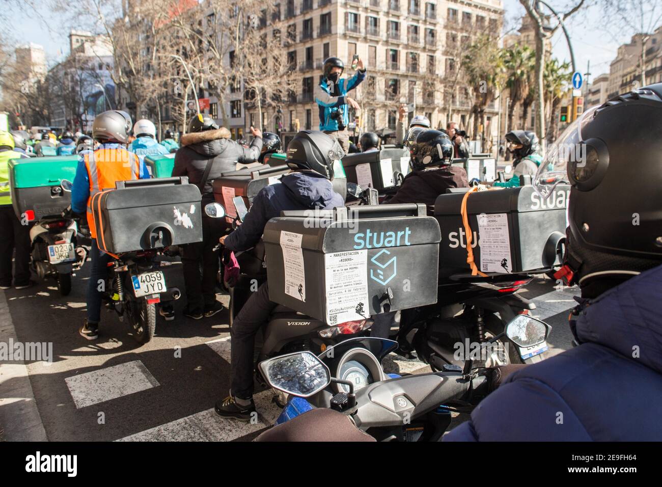 Stuart-Lieferer blockieren die Straße, während sie an der Demonstration teilnehmen.Hunderte von Lieferern von verschiedenen Heimlieferungsplattformen wie Deliveroo, Uber Eats, Glovo, Stuart und auch von Amazon oder Seur haben Barcelona mit ihren Autos getourt, Motorräder und Fahrräder in verschiedenen Städten in ganz Spanien während eines Protests gegen die Genehmigung des neuen Rider-Gesetzes, das darauf abzielt, die Situation dieser Arbeiter zu regulieren und die Figur der falschen Selbstständigen verschwinden zu lassen. Die neuen Rechtsvorschriften werden Unternehmen zwingen, ihre Arbeitnehmer einzustellen, und sie werden aufhören, selbständig zu sein Stockfoto