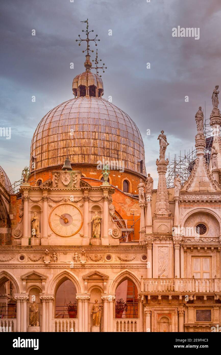 Venedig, Italien, Basilika san marco, Blick vom Innenhof auf den Dogenpalast Stockfoto