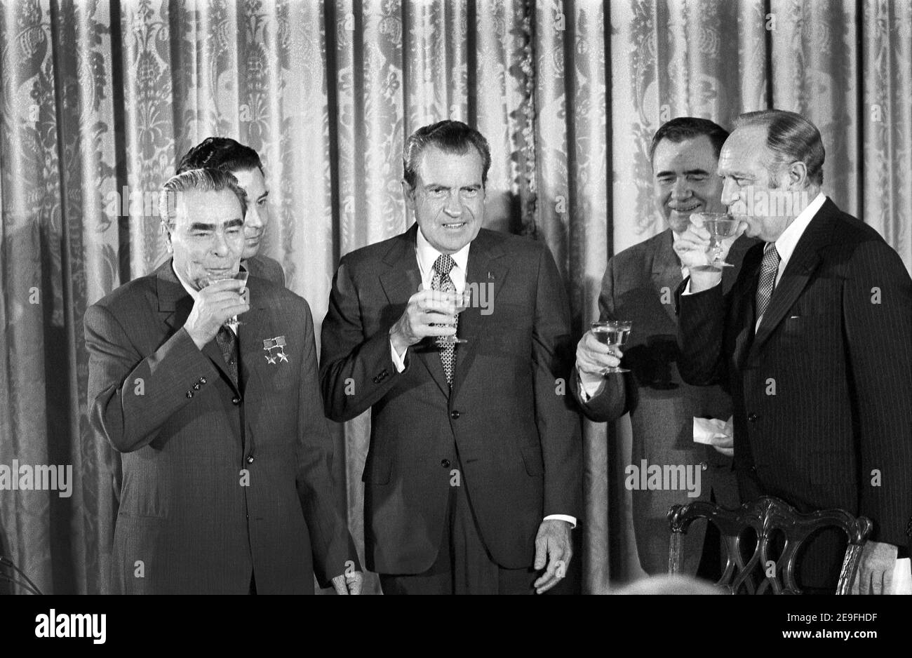 US-Präsident Richard Nixon mit (von links nach rechts) dem sowjetischen Führer Leonid Breschnev, dem sowjetischen Außenminister Andrei Gromyko und dem Außenminister William P. Rogers, die Unterzeichnung der Abkommen zwischen den beiden Ländern über Ozeanographie, Transport und Kulturaustausch, Washington, D.C., USA, Warren K. Leffler, 19. Juni 1973 Stockfoto