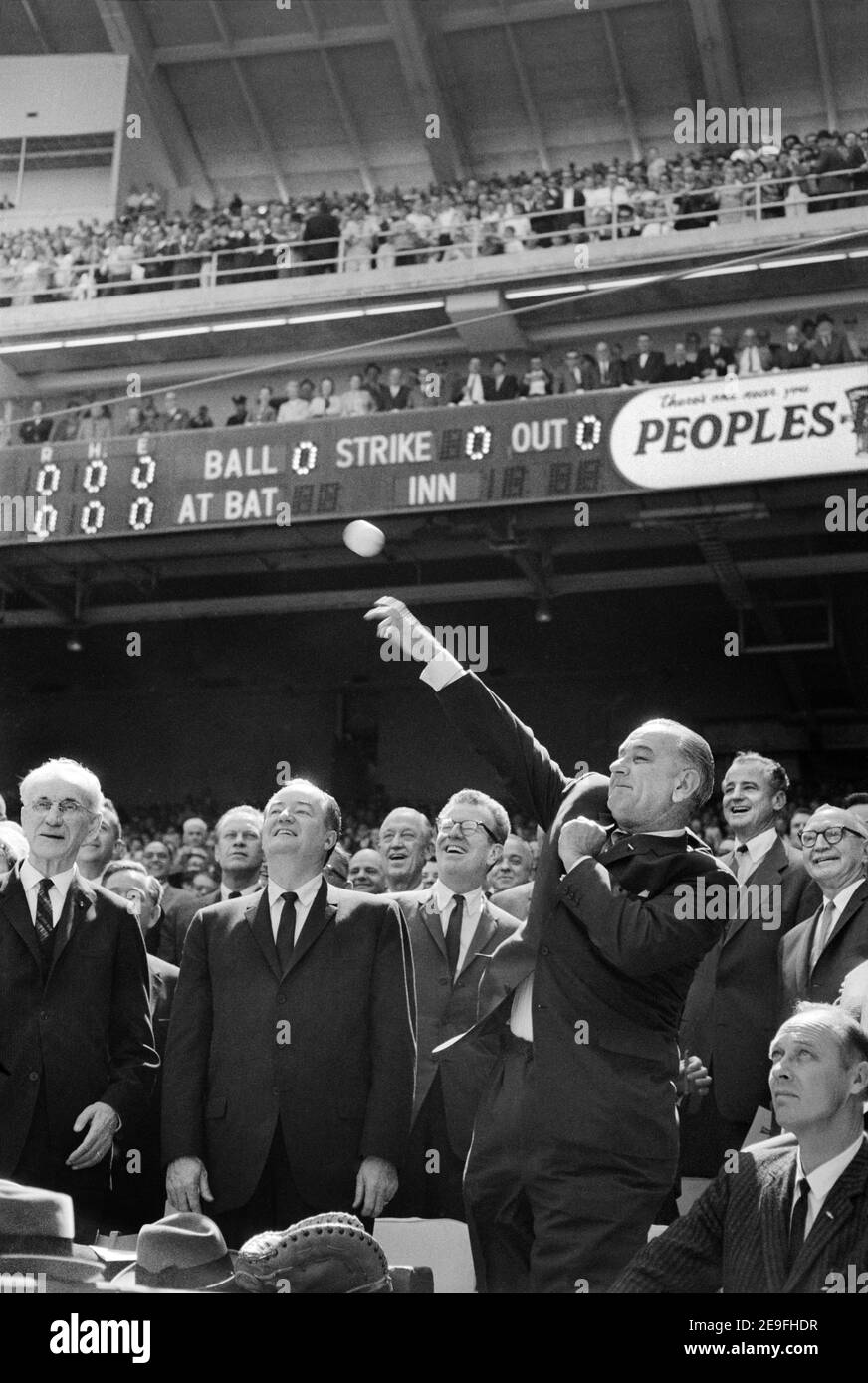 US-Präsident Lyndon Johnson wirft Baseball bei Eröffnungstag Spiel, Washington, D.C., USA, Warren K. Leffler, Marion S. Triosko, April 12, 1965 Stockfoto