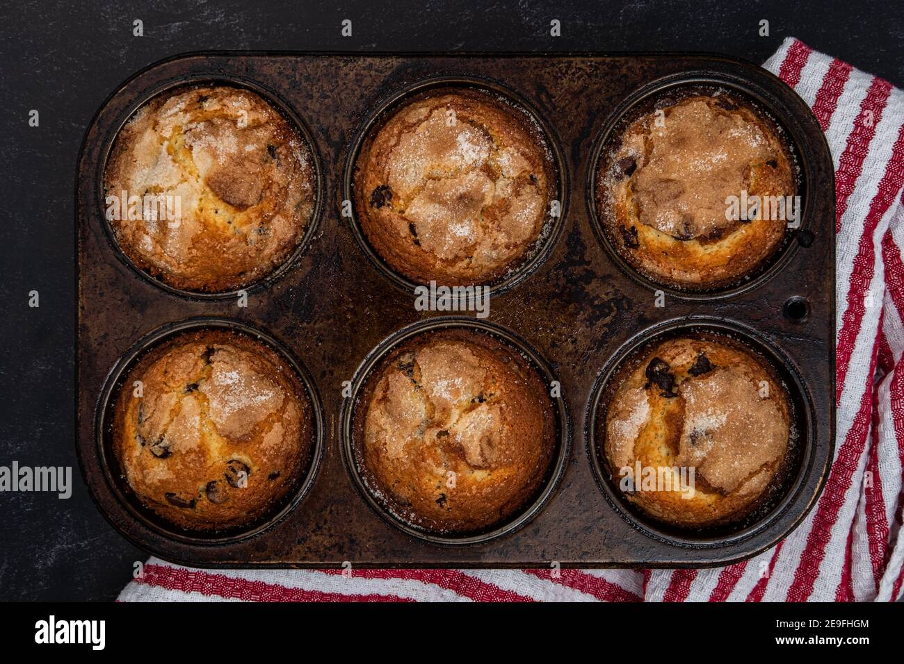 Frische Schokoladenmuffins direkt aus dem Ofen, die auf der Theke abkühlen Stockfoto