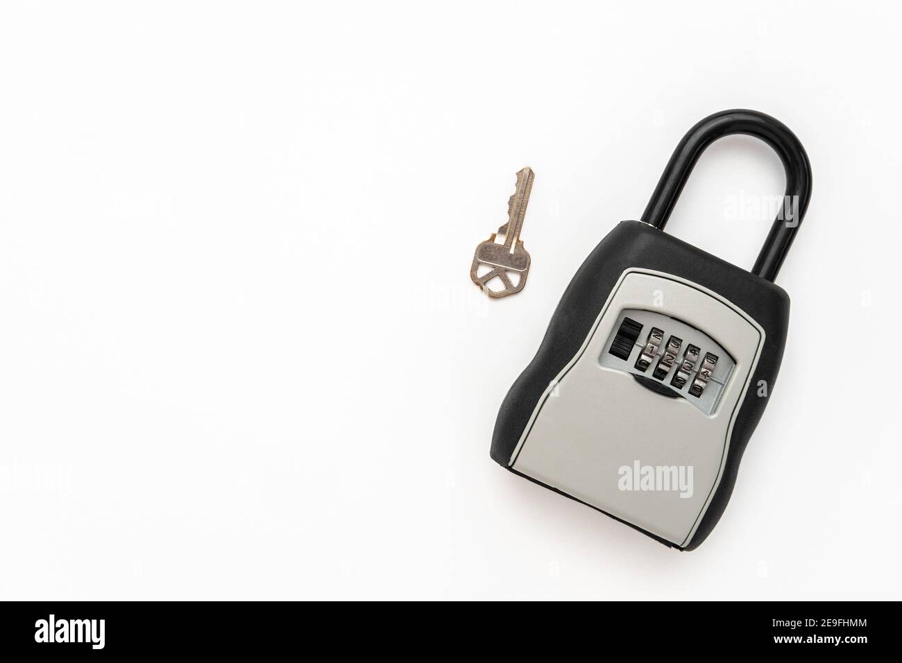 Real Estate Lock Box mit einem Schlüssel mit Kopierraum Stockfoto