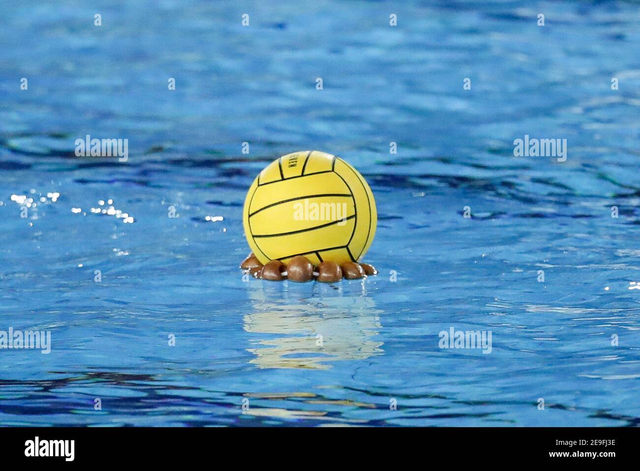 Acquatic Centre of Ostia, Roma, Italien. Februar 2021, 04th. LEN Ballon während Olympiakos SF Piraeus gegen Plebiscito Padova, Wasserball EuroLeague Frauen Spiel - Foto Luigi Mariani/LM Kredit: LiveMedia/Alamy Live News Stockfoto