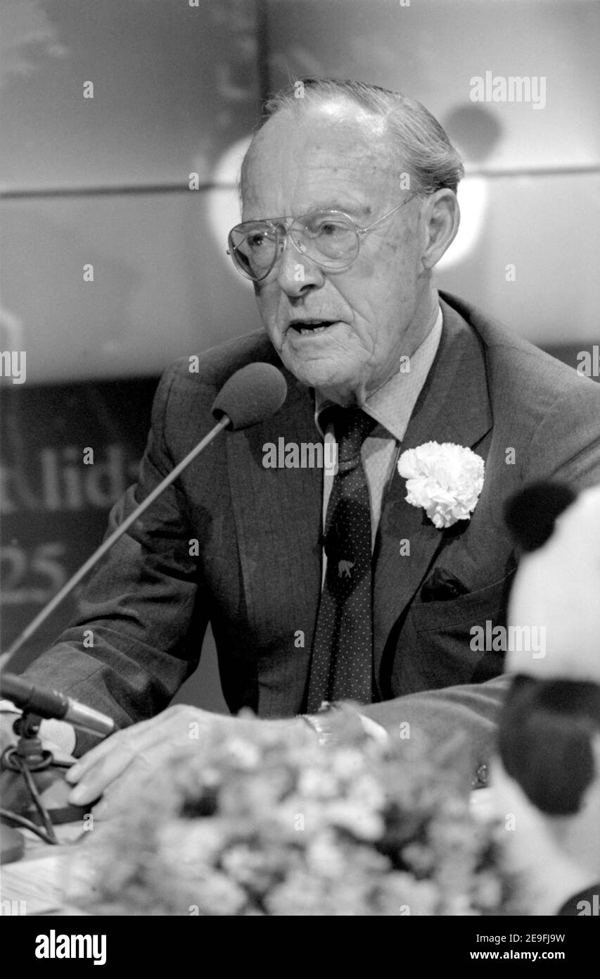 BUSSUM, NIEDERLANDE - 06. JUN 1990: Prinz Bernhard, Vater der damaligen niederländischen Königin Beatrix, während eines Interviews im niederländischen Fernsehen. Stockfoto