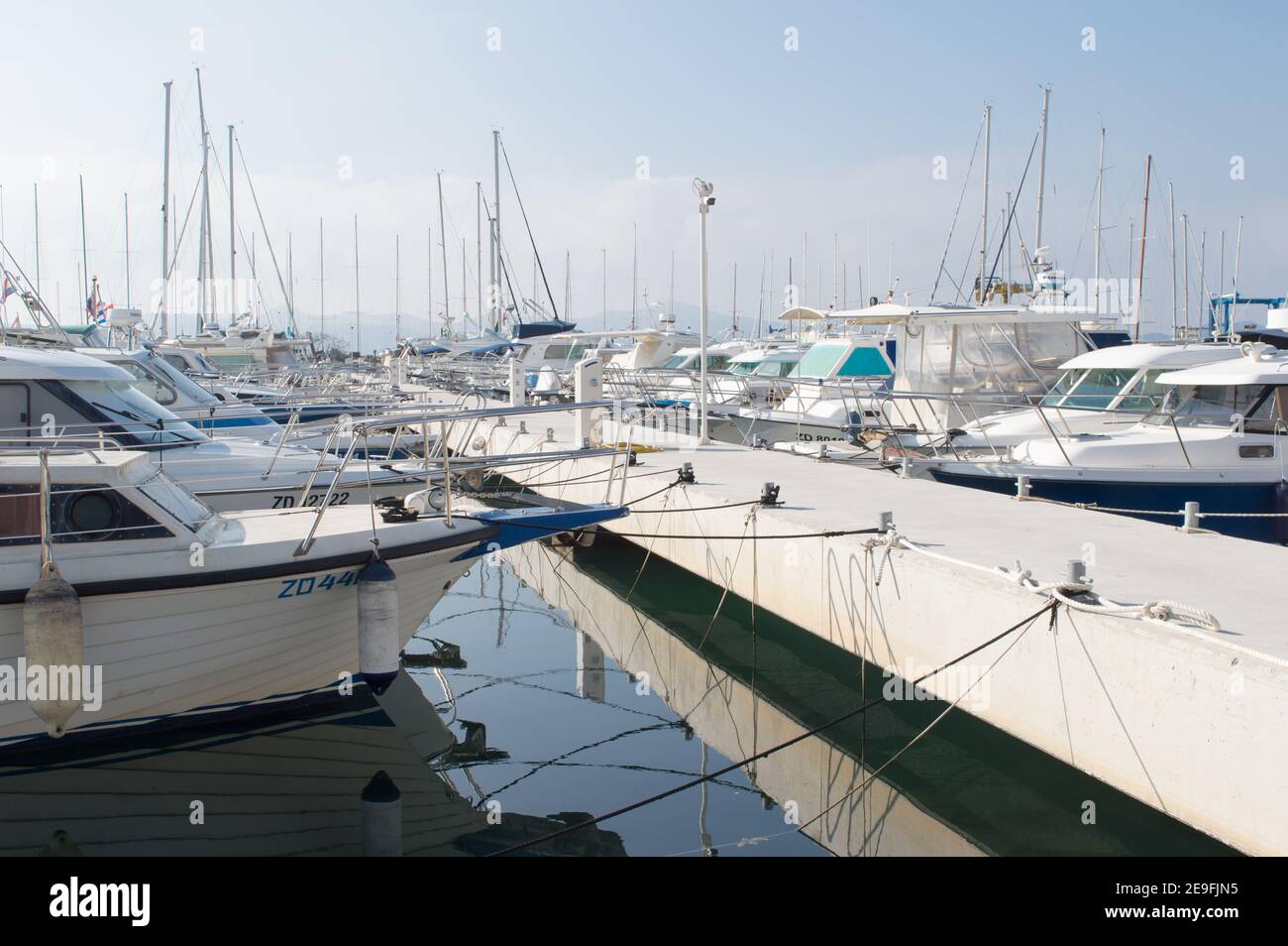 Zadar, Kroatien - 01. November 2020: Yachten und Motorboote, die am Ponton in der Marina festgemacht sind; nautischer Tourismus Stockfoto