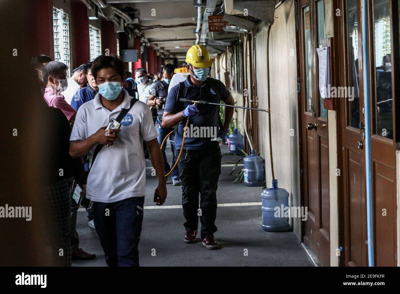 Ein Arbeiter sprüht Desinfektionslösung im regierungsgebäude, um die Ausbreitung des Coronavirus zu beschneiden. Manila, Philippinen. Stockfoto