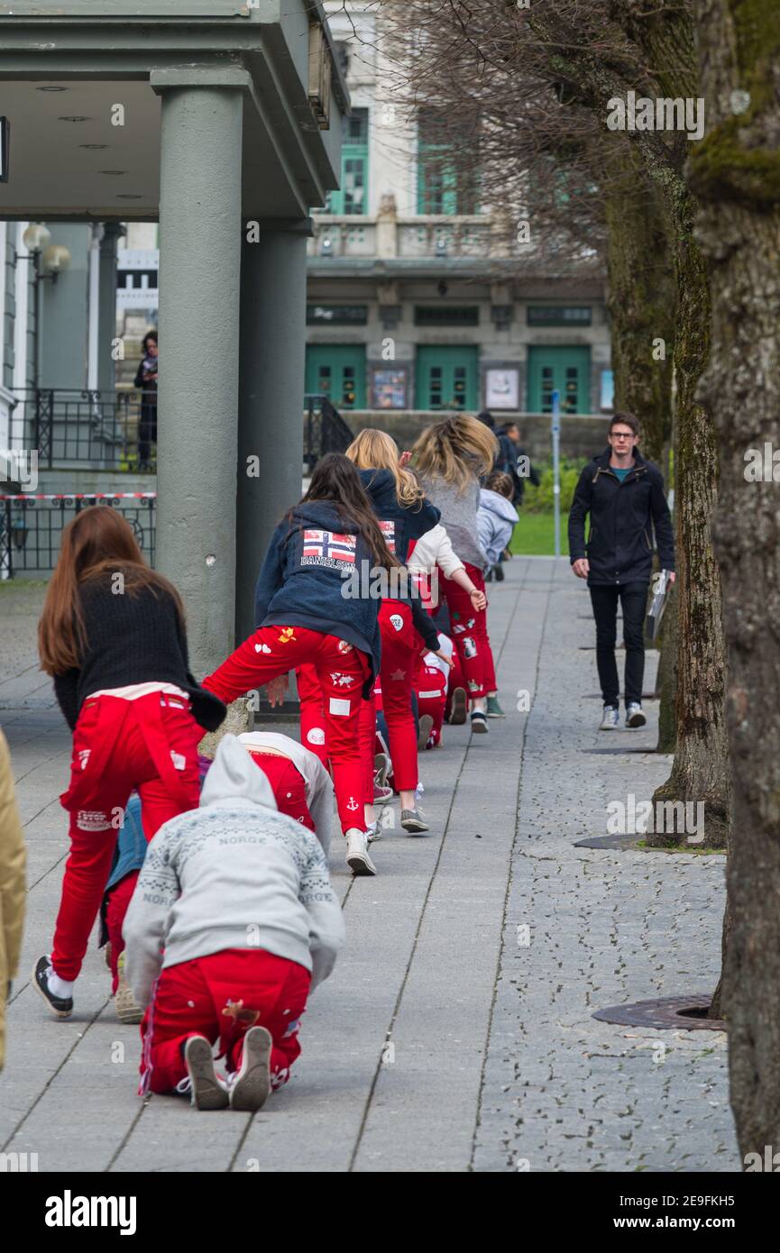 Studenten in rossefeirender Kleidung, Øvre Ole Bulls plass, Bergen, Norwegen. Stockfoto