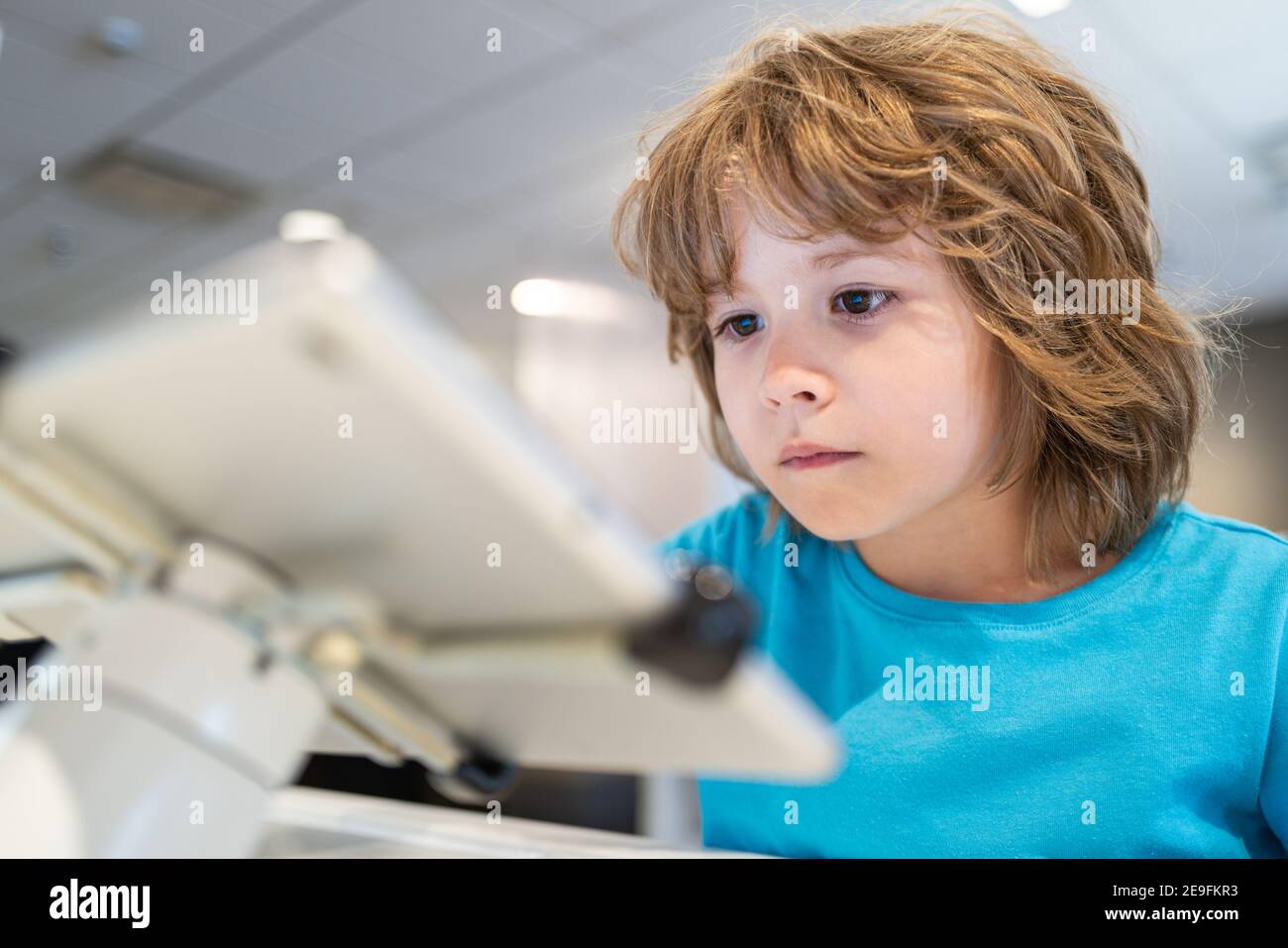 Gadget-Shop. Elektronik-Einkaufszentrum. Kind im Computerladen. Digitale Geräte. Verkauf von Smart Tech. Stockfoto