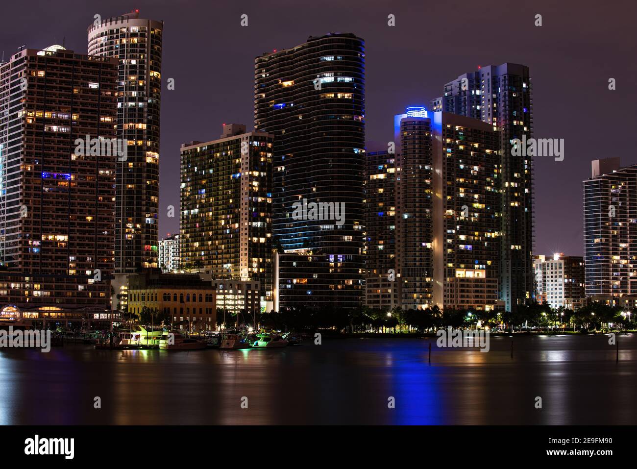 Miami, Florida, USA Skyline an der Biscayne Bay, Stadthintergrund bei Nacht. Skyline von miami biscayne Bay Reflections, hohe Auflösung. Stockfoto